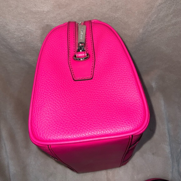 Michael Kors NWT Medium Duffle Satchel
Jet Set travel bag. - Picture 3 of 16